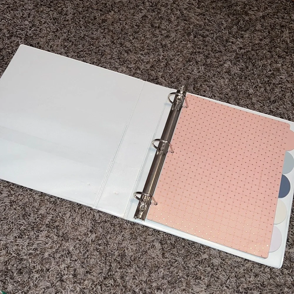 🤩4/$15🥳 white 2 inch binder with dividers